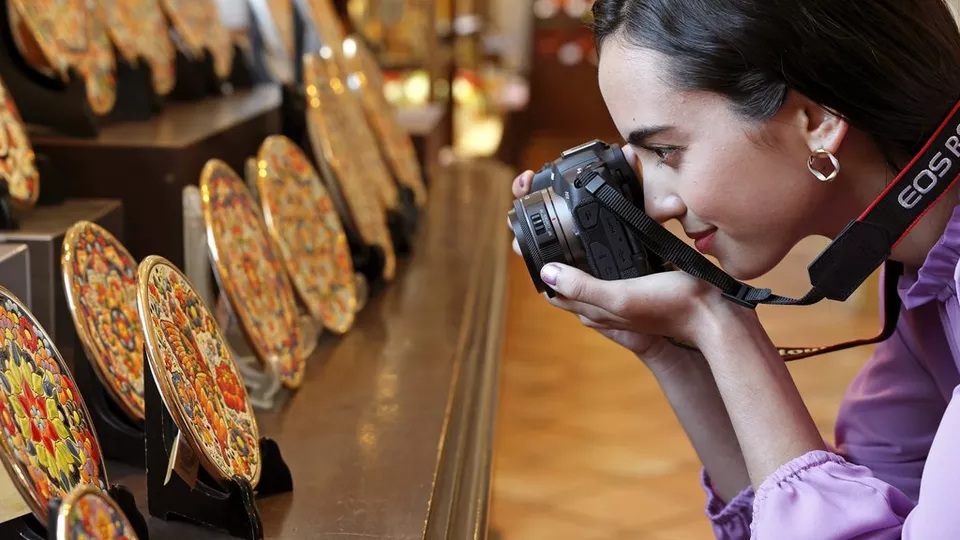 Small and light - the new pancake on the EOS R100.