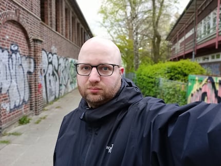 The blur can be defined when taking a photo, but it can’t be edited afterwards.