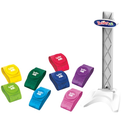 Das Spiel Twister Air enthält zwei Sätze von vier dehnbaren Armbändern für Knöchel und Handgelenke sowie einen verstellbaren Ständer, der ein Smartphone oder Tablet während des Spiels hält.