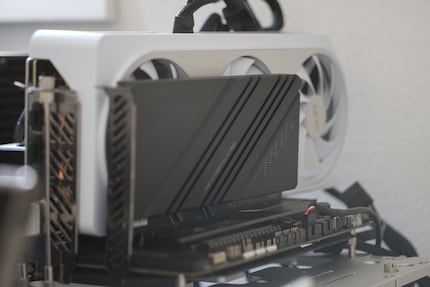 I’m testing the T700 Pro without a heat sink. However, my plug-in card, which is necessary to benefit from the full speed, is an immense heat sink in itself.