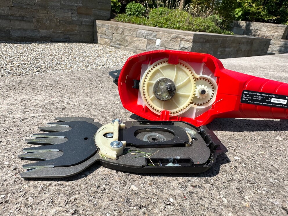 Once the eccentric pin meets the eccentric mount, you can mount the blades without any problem. When you remove a blade, you get the opportunity to marvel at the drive inside the unit.