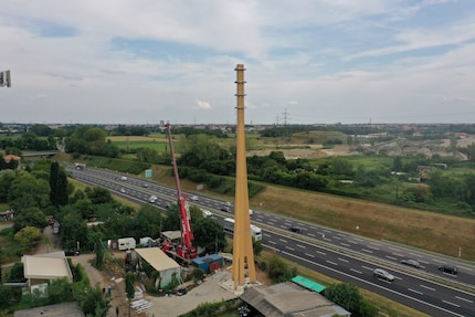 Im Sommer 2021 wurde der erste hölzerne Telekommunikationsturm Italiens in der Nähe von Mailand an der belebten A51 gebaut.
