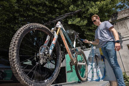 Rund fünf Minuten dauert die Reinigung dieses Mountainbikes.