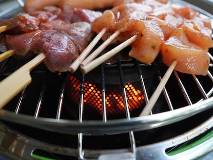 Schon nach zehn Minuten glüht die Kohle, die Hitze zieht schön durchs Grillgut.