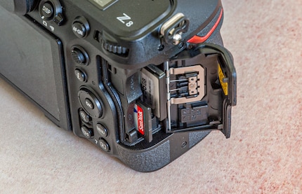 Foto des Kartenfachs, aufgenommen mit der D70. Schlecht, aber nicht wegen der Kamera, sondern wegen mir: Der Blickwinkel von oben erzeugt schräge Linien, die Karten sind nicht gut sichtbar und das Bild musste nachträglich aufgehellt werden.