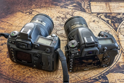 Das Alter der Nikon D70 (links) erkennst du am kleinen Bildschirm. Rechts die Nikon D7500.
