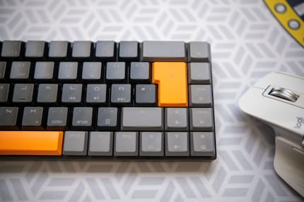 The keycaps exude a retro feel.