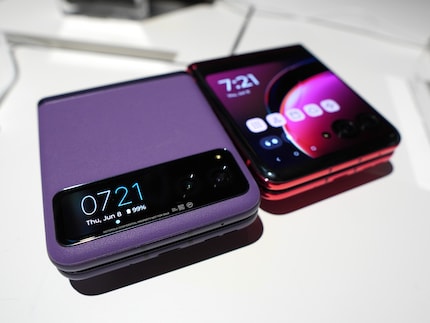 The difference is immediately visible: the Razr 40 has an ultra-small screen.
