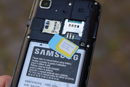 The SIM card struggles with broken contacts.