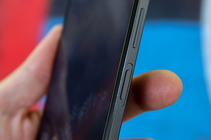 Beim Einschalten liegt der Finger direkt auf dem Fingerabdrucksensor.