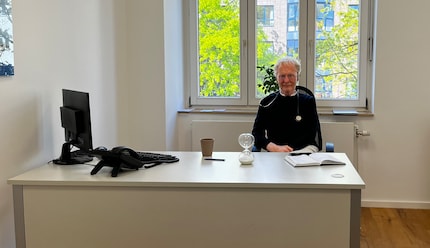 Professor Raedler in his consulting room. The gastroenterologist isn't much for decoration.
