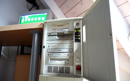 Die Front meines Retro-PCs mit 3,5-Zoll-Floppy-Drive, Super Disk Drive, 5,25-Zoll-Floppy-Drive, CD-ROM-Laufwerk, CD-Brenner, ZIP Drive und einer Frischluftzufuhr.