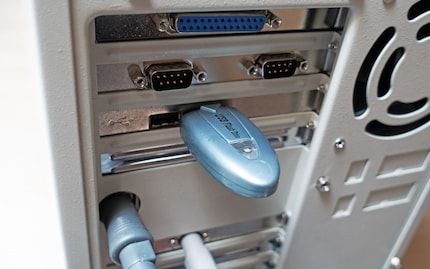 Die neuen, alten USB-Anschlüsse und mein Flash Drive mit 64 Megabyte Kapazität.