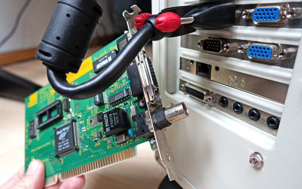 Die Bluescreen-Netzwerkkarte von Allied Telesyn und der neue, funktionierende RJ45-Port einer Intel Pro/100 S daneben.