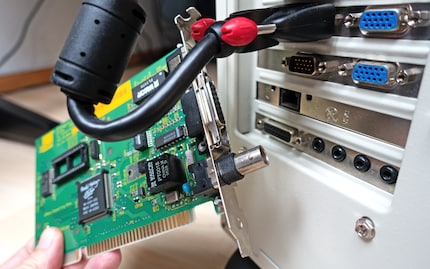 Die Bluescreen-Netzwerkkarte von Allied Telesyn und der neue, funktionierende RJ45-Port einer Intel Pro/100 S daneben.