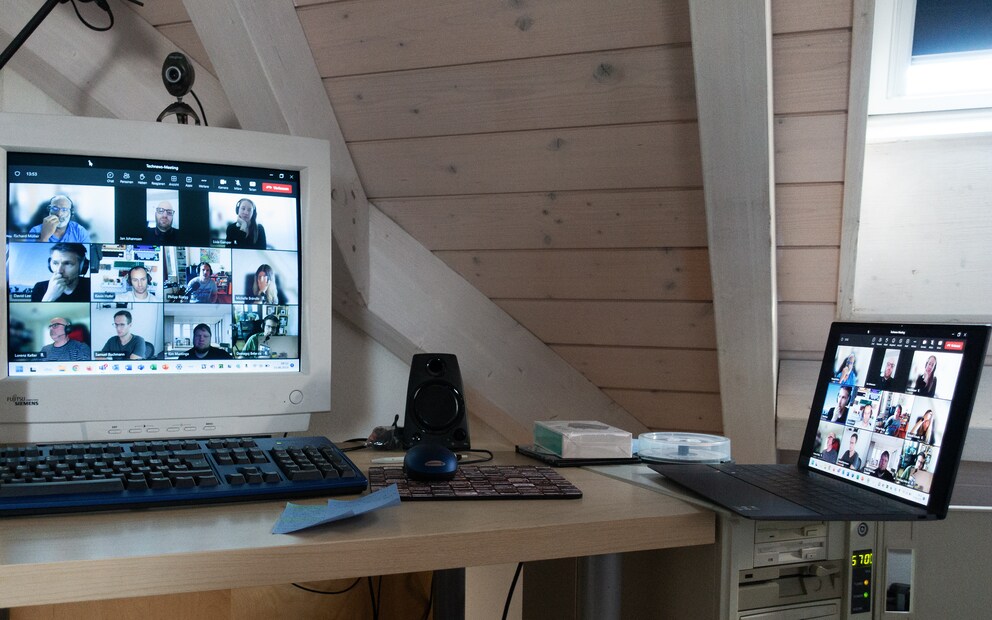 Die Teams-Sitzung – vom Windows-11-Notebook auf den Windows-98-PC gespiegelt. Ich bin dabei ... und drin!