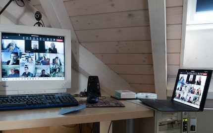 Die Teams-Sitzung – vom Windows-11-Notebook auf den Windows-98-PC gespiegelt. Ich bin dabei ... und drin!