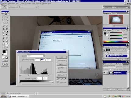 Photoshop 7 lässt mich ab und zu einige Sekunden warten, funktioniert aber sonst ganz gut.