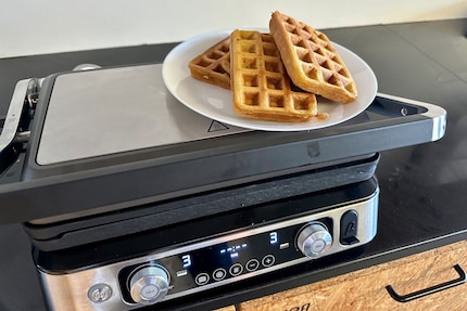 The result of the waffle test: crispy brown waffles.