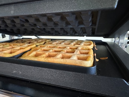 In both waffle plates, the batter turns into a waffle. I lifted the lid briefly just for the photo. It should remain closed during the baking process until it beeps.