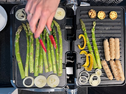 Each grill plate is a fair bit bigger than a A4 sheet of paper – with a lot of vegetables, it gets a bit crowded sometimes.