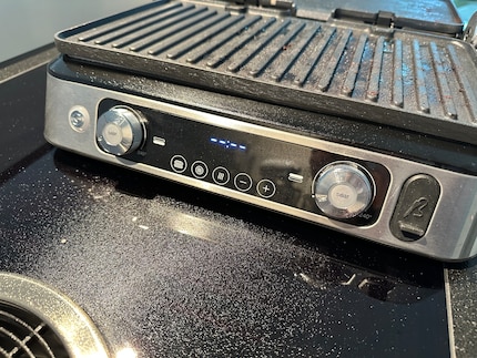 The Multigrill 9 is full of grease splatters after grilling, but at least it’s easy to clean.