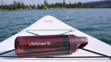 Beim Stand-Up-Paddeln ist die Lifestraw Go mein Begleiter