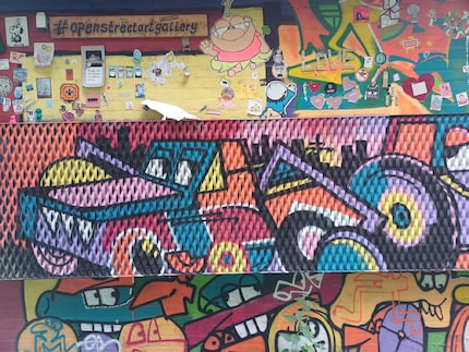 The colourful wall is a challenge for the camera and post-processing of the Galaxy A34.