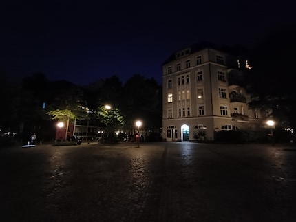 The ultra-wide-angle camera does not have a night mode.
