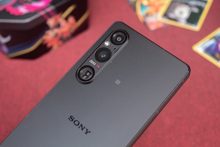 Die rauen und gerillte Oberflächen machen das Sony Xperia 1 V griffig.