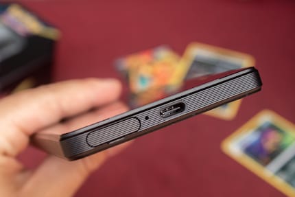 Hier der USB-C-Anschluss und ein Kartenslot, den du ohne Werkzeug aufbekommst.