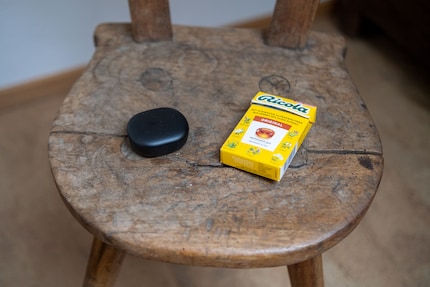 The charging case of the Xiaomi Redmi Buds 4 Lite is small: pack of Ricola for scale.
