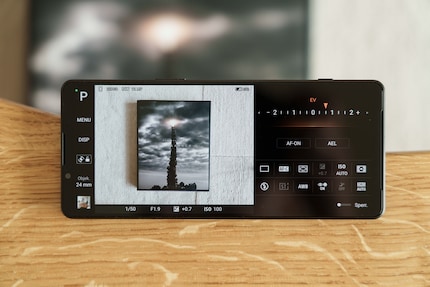 Das Interface im «P»-Modus ähnelt im Querformat dem einer grossen Sony Alpha.