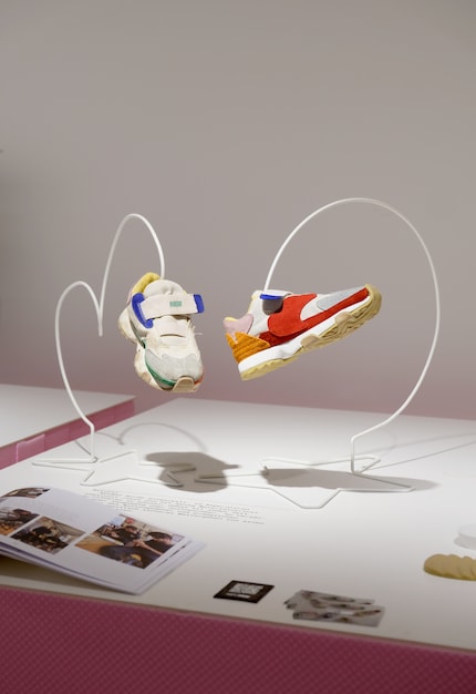 Der linke Schuh ist ein gebrauchter [Neunoi](https://neunoi.ch/)-Sneaker, der rechte ein reparierter. Dank Lederpatches ist er einzigartig.