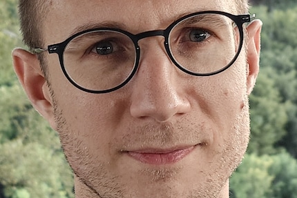 In der 100-Prozent-Ansicht wird klar, wie überschärft die JPGs sind. Vor allem bei Haut ist das ein Problem.