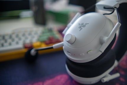 The volume is adjusted using a knob on the left earcup.