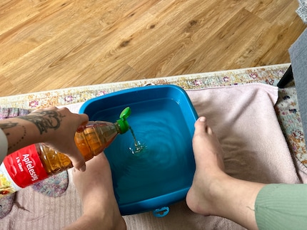 The vinegar's slightly unpleasant smell disappears quickly. 