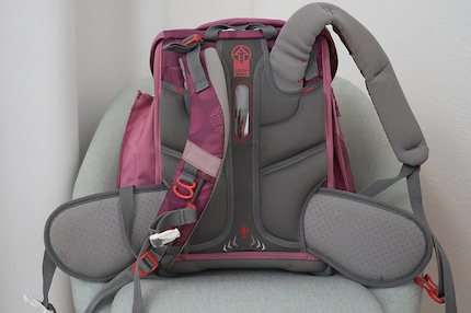 Ergonomic back padding, Easy Grow System to adjust to the height of a growing child and numerous adjustable buckles. This school rucksack is packed with features.