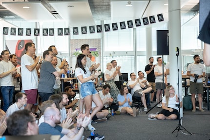 Zur finalen Präsentation kamen alle Teams und weitere Mitarbeitende zusammen.