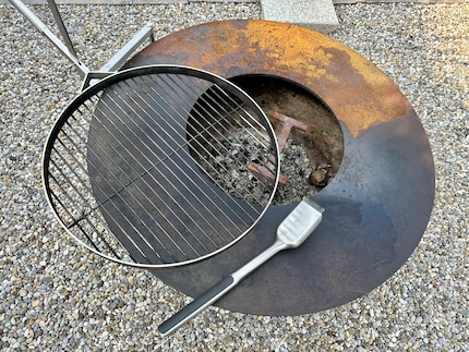 Testgelände für die Oxo-Grillbürste bei mir im Garten: Feuerkugel mit Rost und flacher Platte.””Foto: Martin Jungfer