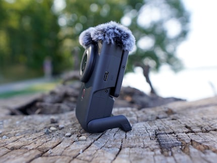 With the integrated stand, you can place the Canon V10 flexibly.