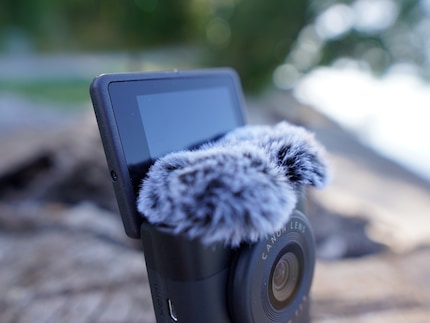 The wind protector required for outdoor filming obscures part of the screen.