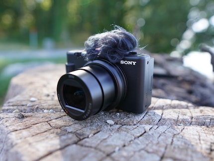 With a zoom and a multitude of modes, the Sony offers more variability.