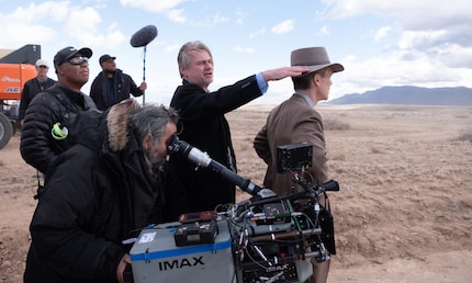 Regisseur Christopher Nolan, sein Kameramann Hoyte Van Hoytema und sein Hauptdarsteller Cillian Murphy beim Dreh von «Oppenheimer».