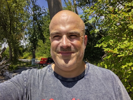 The G42’s selfie camera has a strong yellow tint.