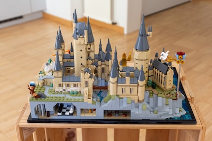 Auf der Rückseite des Dioramas siehst du, was unterhalb von Hogwarts geschieht.