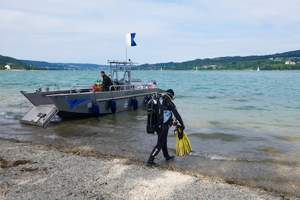 In voller Ausrüstung gehe ich in den Bodensee, um unter Wasser nach Abfall zu suchen.