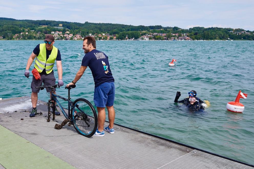 Auch ein Fahrrad fanden die Abfalltaucher im See.