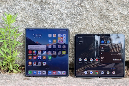 Here’s the almost-square display of the Mate X3 (left) to give you a comparison.