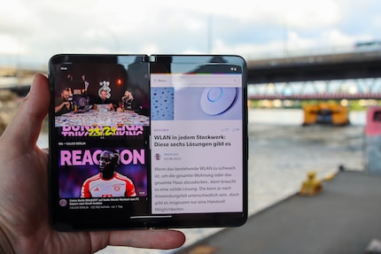 You can watch videos and read articles at the same time.